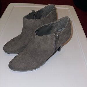 Women’s Zip-Up Gray Booties